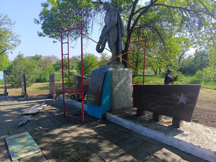 В с. Чкалово прошёл субботник возле памятника неизвестному солдату!. В с. Чкалово прошёл субботник возле памятника неизвестному солдату!.