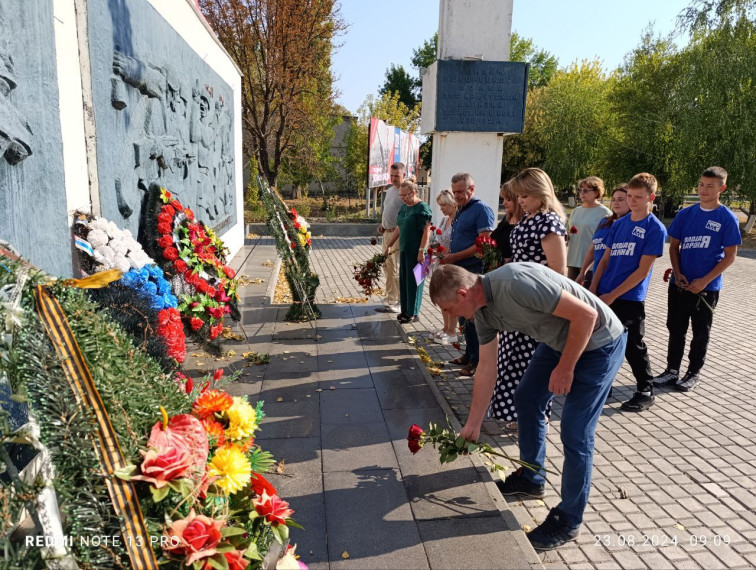 "Единая Россия" возложила цветы к мемориалу павших воинов. "Единая Россия" возложила цветы к мемориалу павших воинов.